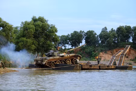 Xe tăng lên phà tự hành.