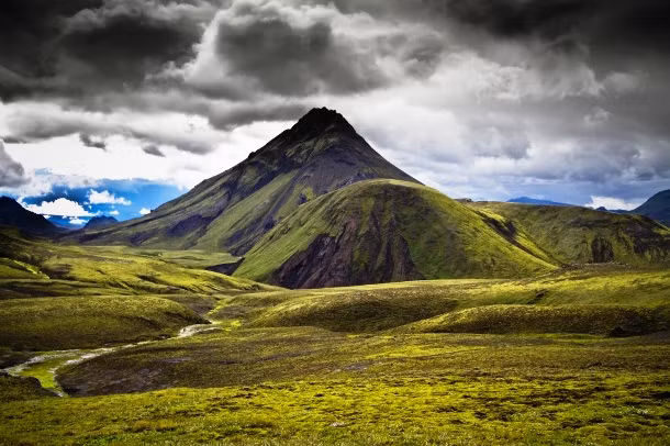 Nhìn từ góc độ địa chất, Iceland là một quốc gia còn tương đối trẻ. Quốc gia này được cho là hình thành chỉ khoảng 16-18 triệu năm trước.