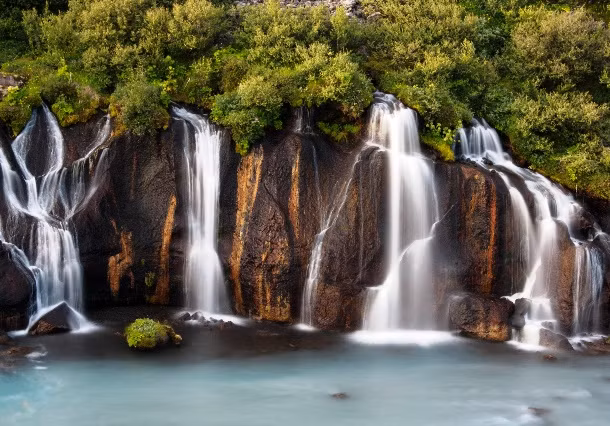 Những thác nước hùng vĩ là một trong những hình ảnh biểu tượng nhất của Iceland. Trong hình là thác Hraunfossar, với vô vàn những dòng nước nhỏ chảy qua các tầng dung nham lởm chởm được tạo ra khi một ngọn núi lửa phun trào dưới dòng sông băng, cộng với màu xanh mướt trên các bờ đá dựng nên khung cảnh thần tiên.
