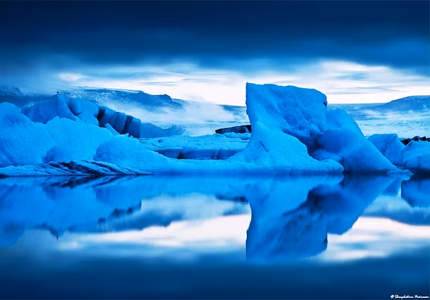 Một hình ảnh nổi bật khác của Iceland là những tảng băng và sông băng. Trong hình là Jökulsárlón, một hồ băng lớn ở đông nam Iceland. Với độ sâu trên 248m, nó là hồ sâu nhất của quốc gia này.