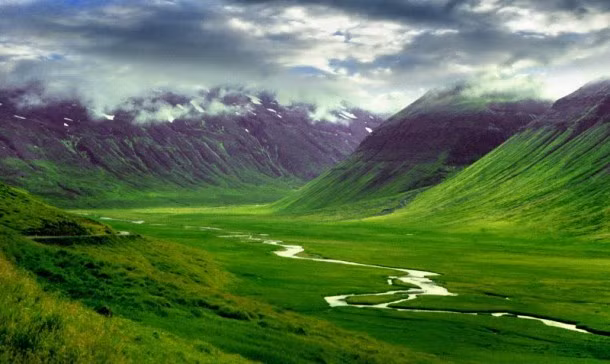 Đất nước Iceland chiếm diện tích hơn 100.000 km2, nhưng dân số chỉ khoảng 325.000 người. Với mật độ dân số chỉ khoảng 3,1 người/km2, đây là đất nước có dân cư thưa thớt nhất ở châu Âu. Thiên nhiên nơi đây tạo nên những bức tranh thủy mặc rất hữu tình.
