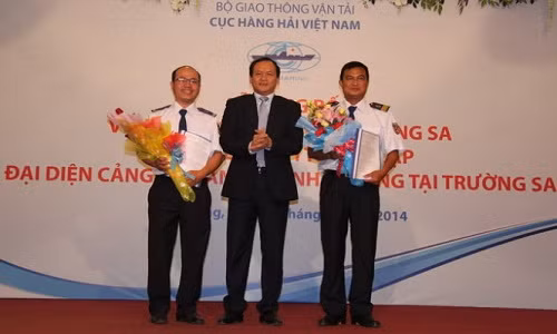 Ông Nguyễn Nhật, Cục trưởng Cục hàng hải (giữa) trao quyết định thành lập đại diện Cảng vụ hàng hải Nha Trang tại Trường Sa và bổ nhiệm ông Lê Văn Thành Khôi (trái) phụ trách đại diện - ảnh: VĂN KỲ