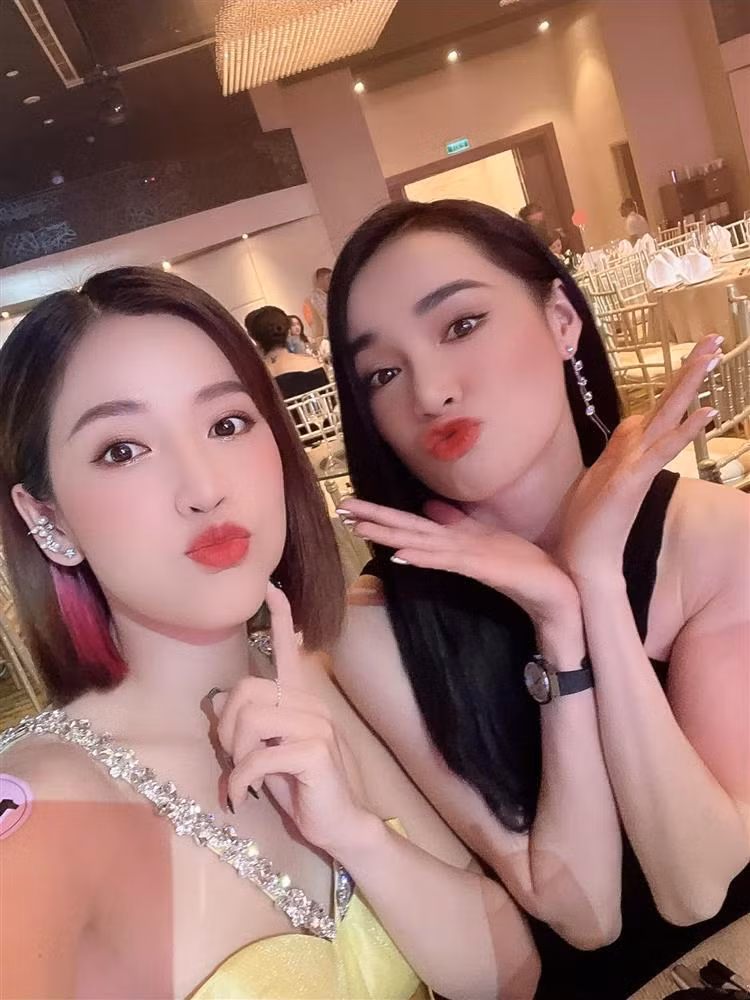  Tuy nhiên, chiếm spotlight lại là gương mặt của Nhã Phương lạ lẫm, khiến nhiều người suýt nhận không ra. Trong ảnh, Nhã Phương dù xinh đẹp nhưng như một người khác với nét mặt không giống mọi khi.