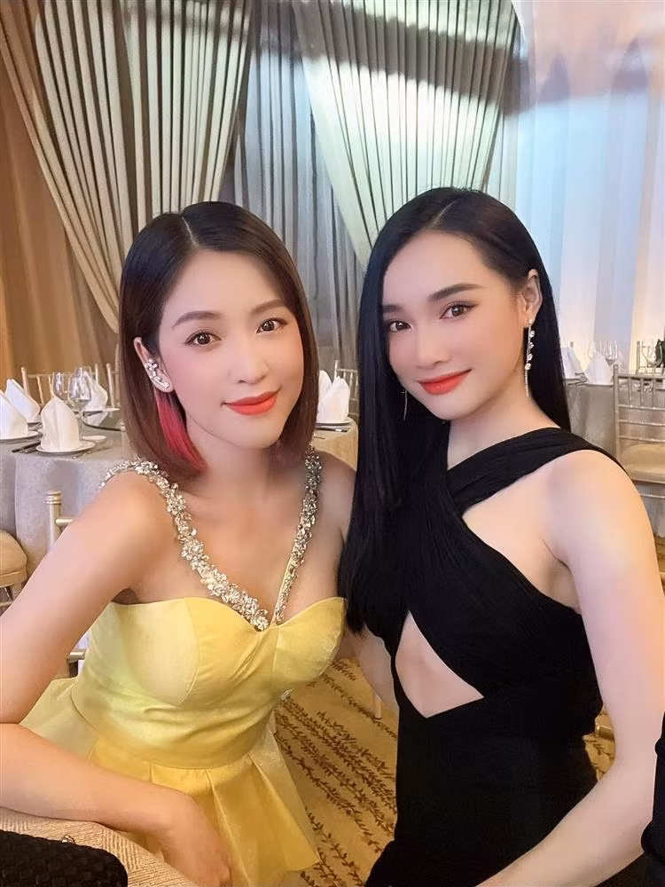 Ở những bức ảnh chụp riêng với Puka, Nhã Phương lúc này mới... giống Nhã Phương nhất. Dễ nhận thấy với những bức ảnh Puka đăng tải, gương mặt Nhã Phương trông "nuột" hơn hẳn với đường nét nhỏ gọn, làn da không khuyết điểm.