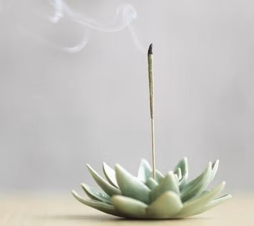  Ý nghĩa thắp 1 nén hương. Với việc thờ cúng thần linh trong nhà, thắp 1 nén hương được gọi là Bình An hương. Theo đó, nếu muốn cầu người nhà bình an, mọi việc thuận lợi thì gia chủ có thể thắp 1 nén hương mỗi buổi sáng tối trong 1 ngày là đủ. 