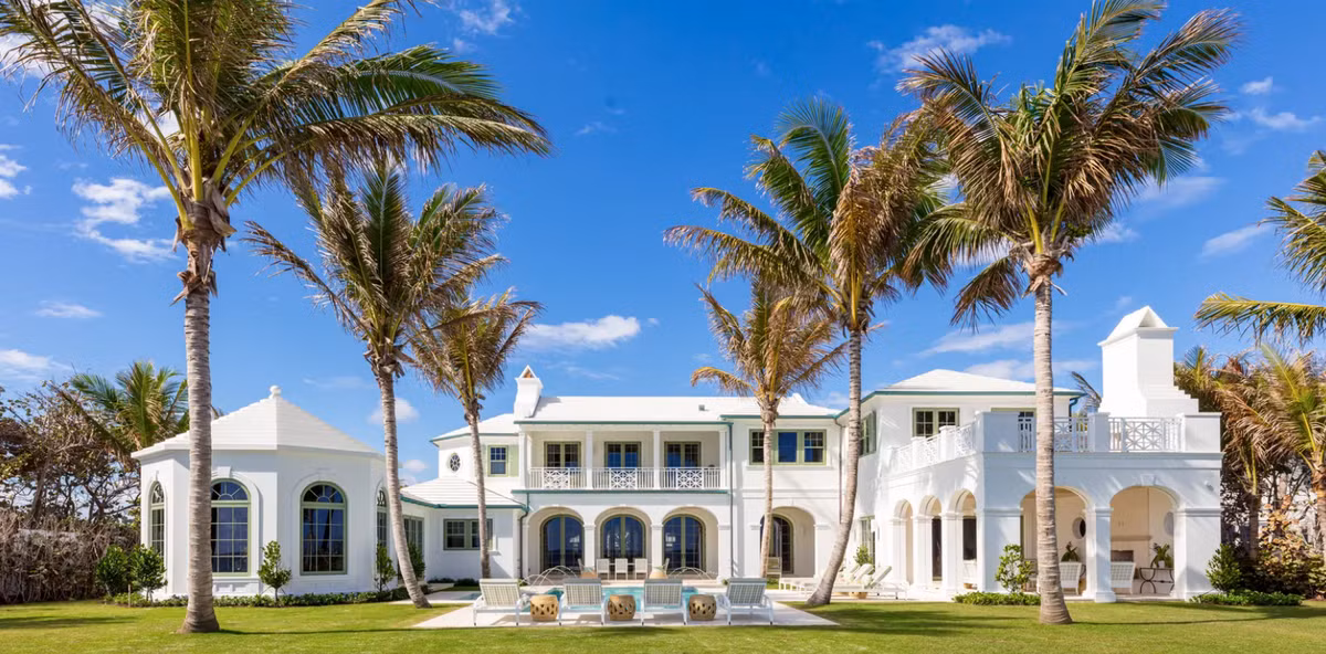 Đầu tháng này, một biệt thự trên bờ biển ở Palm Beach được bán với giá 85,9 triệu USD, chưa đầy một năm sau khi chủ cũ mua giá 64 triệu USD. Ảnh: Palm Beach Daily News.