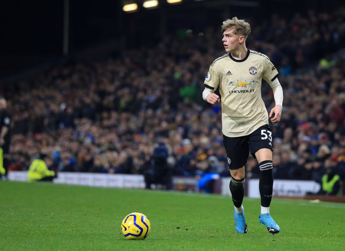 Williams được HLV Ole Gunnar Solskjaer đôn lên đội một từ mùa 2019/20. Khi đó, Williams là hậu vệ đá nghịch cánh (thuận chân phải, đá hậu vệ trái), gây ấn tượng bằng cách chơi tốc độ và trực diện. Tuy nhiên, Williams dần bị bắt bài và bật bãi khỏi đội hình MU.