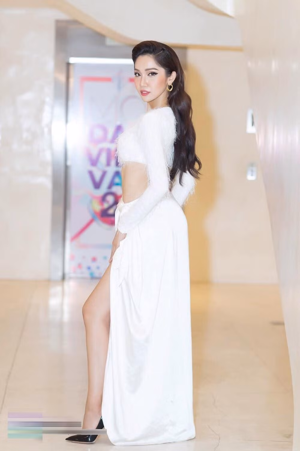 Thiết kế với phần trên là áo crop-top lông vũ kết hợp cùng chân váy mang lại vẻ kiêu sa và quyến rũ cho người đẹp chuyển giới Đỗ Nhật Hà.