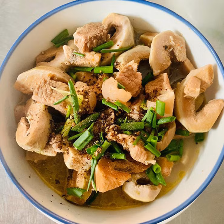 Ở thành phố, loại quả này “đội giá” lên từ 70.000 - 80.000 đồng/kg. Các cửa hàng bán nông sản hay trên các sàn thương mại điện tử đều có thể tìm mua loại quả này.