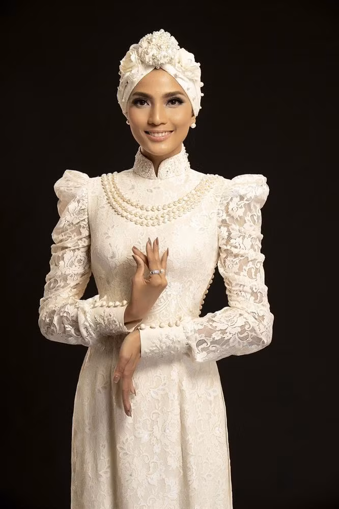 Mỹ nhân Việt hiếm hoi 'hạ' được nhan sắc Phạm Hương - Hình 18 My nhan Viet hiem hoi 'ha' duoc nhan sac Pham Huong-Hinh-18