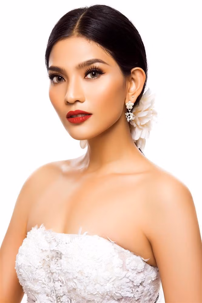 Mỹ nhân Việt hiếm hoi 'hạ' được nhan sắc Phạm Hương - Hình 19 My nhan Viet hiem hoi 'ha' duoc nhan sac Pham Huong-Hinh-19