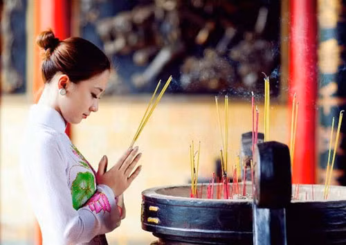 Thắp 1, 3, 5, 7 hay 9 nén hương mới được Thần linh soi đường chỉ lối? Thap 1, 3, 5, 7 hay 9 nen huong moi duoc Than linh soi duong chi loi?
