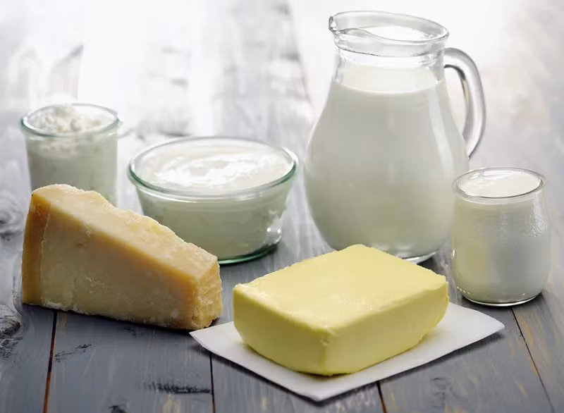 Các thực phẩm từ sữa: Chuyên gia dinh dưỡng Isabel Smith, Giám đốc điều hành và người sáng lập của Isabel Smith Nutrition, cảnh báo sữa tự nhiên có chứa axit arachidonic, một chất kích thích prostaglandin. Điều này có thể làm tăng cơn đau bụng trong kỳ kinh nguyệt.