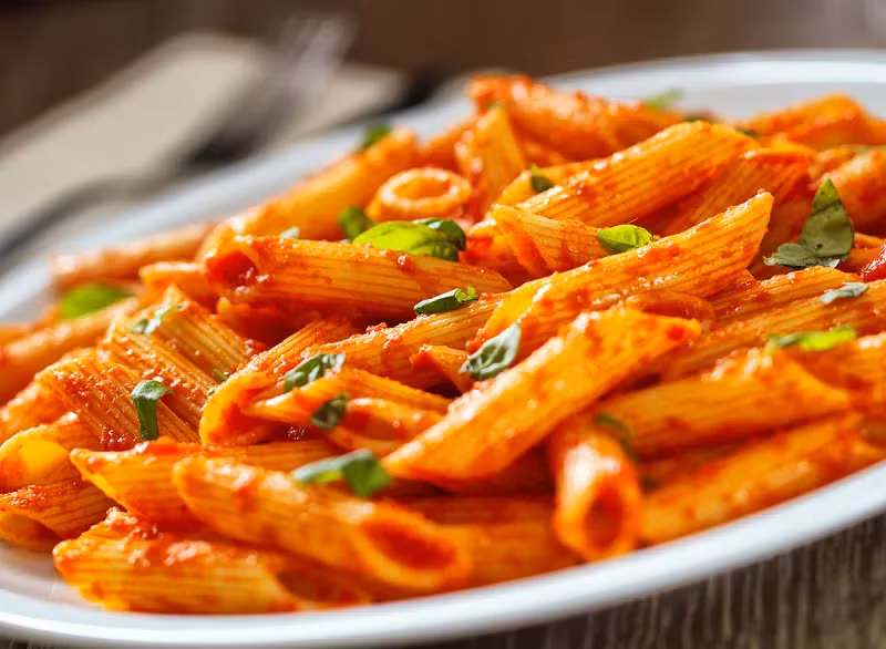 Món ăn nhiều carb: Chuyên gia dinh dưỡng Alissa Rumsey giải thích: "Một hoặc hai tuần trước kỳ kinh, nồng độ hormone thay đổi. Mức độ estrogen tăng lên và mức độ progesterone giảm xuống. Sự thay đổi hormone có thể khiến cơ thể bạn giữ nhiều nước hơn bình thường. Việc tiêu thụ quá nhiều tinh bột dễ làm tình tràn đầy hơi thêm tồi tệ vì carb giữ nước”.