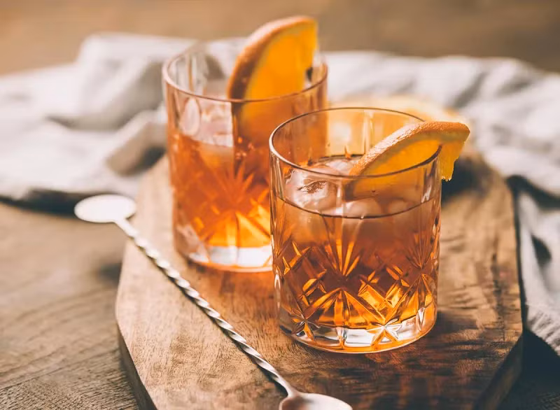 Đồ uống có cồn: Bà Rumsey cảnh báo lượng lớn rượu có thể cản trở quá trình làm rỗng của dạ dày, gây cảm giác nặng nề và đầy hơi trong kỳ kinh nguyệt. Thêm vào đó, rượu cũng khiến bạn giữ nước, tăng cảm giác đầy hơi nhưng lại gây lợi tiểu. Kết quả là cơ thể bạn mất nước, sinh cơ chế tích nước nhiều hơn và gây khó chịu ở bụng.