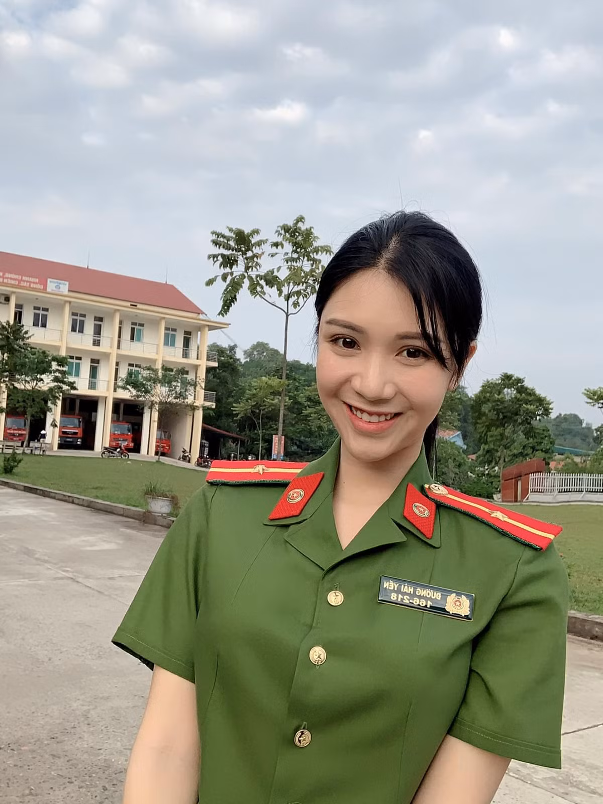 Trong Bão ngầm, ngoài Cao Thái Hà, diễn viên Thanh Bi cũng được chú ý khi vào vai thiếu úy Hải Yến.
