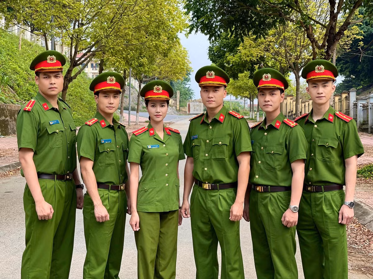 Một nữ công an mới nhất của màn ảnh Việt phải nhắc đến là diễn viên trẻ Anh Đào. Anh Đào vào vai thiếu úy Phương Linh - bóng hồng duy nhất trong bộ phim Đấu trí đang phát sóng khung giờ vàng của VTV.