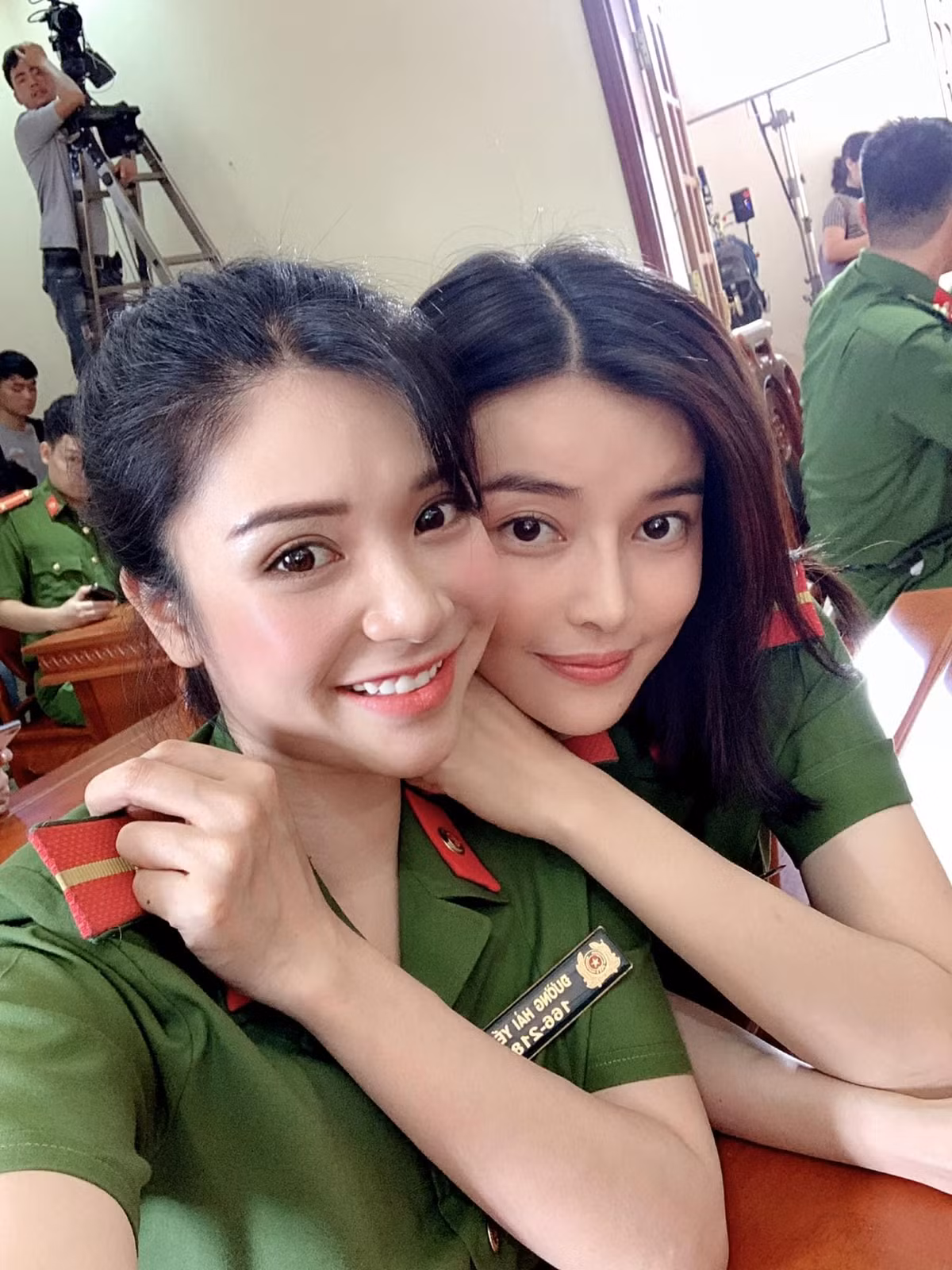 Dù trên phim, cả hai là tình địch nhưng ở hậu trường lại vô cùng thân thiết.