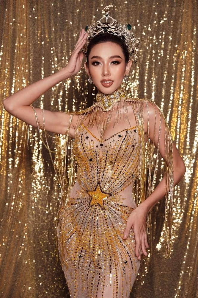 Diện lại item được Miss Grand International 2021 dùng, Nông Thúy Hằng được NTK chia sẻ muốn "xin vía" thi Hoa hậu từ đàn chị.