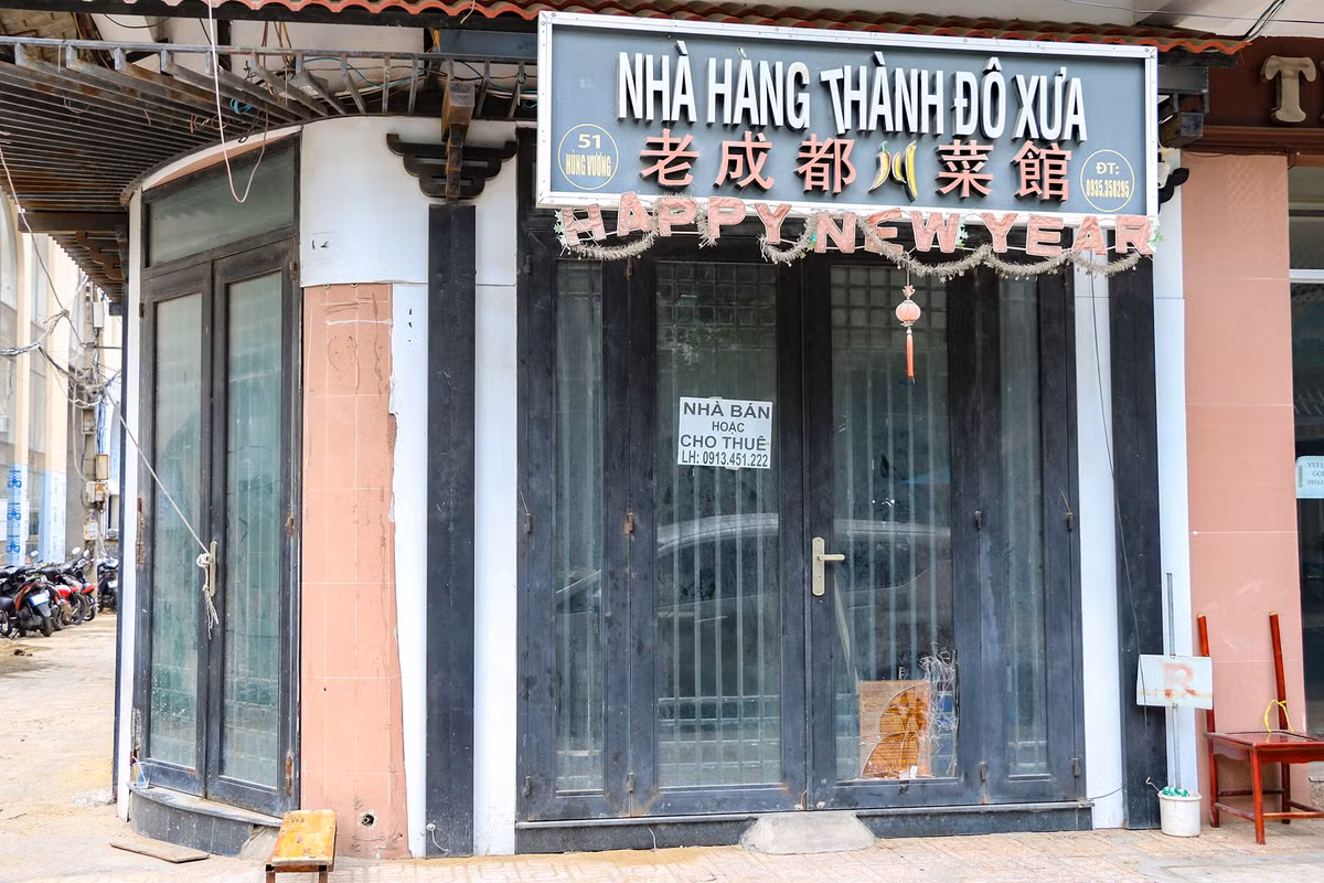 "Lúc đầu tính cho thuê, nhưng không ai hỏi han, nay ai mua luôn mặt bằng mình cũng bán để trang trải nợ nần", chủ sở hữu một ngôi nhà có mặt tiền trên đường Hùng Vương chia sẻ.