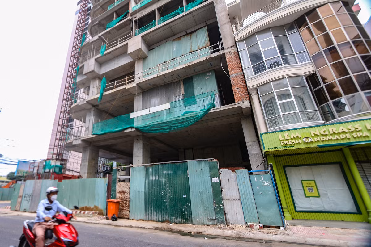 Do ảnh hưởng của dịch Covid-19, một số khách sạn ở phố Tây Nha Trang đang xây dở cũng phải tạm dừng thi công rồi bỏ hoang từ đó đến nay.