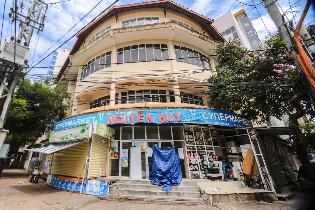 Trước dịch, phố Tây Nha Trang luôn kín khách, những mặt bằng đẹp trên các tuyến đường Nguyễn Thiện Thuật, Hùng Vương, Nguyễn Thị Minh Khai, Trần Quang Khải... có giá thuê lên cả trăm triệu/tháng. Sau 3 năm, những vị trí này đóng cửa, thậm chí nhếch nhác vì không được chỉnh trang, dọn dẹp.