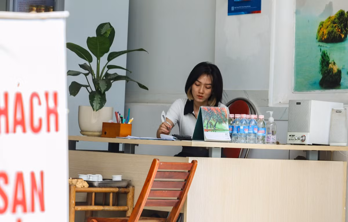 "Mở cửa chủ yếu đón khách vãng lai, lâu lâu có khách quốc tế nhưng rất ít. Hy vọng sắp tới có khách chứ như này chủ chúng tôi không kham nổi chi phí", chị Hằng (lễ tân một khách sạn trên đường Nguyễn Thiện Thuật) chia sẻ.