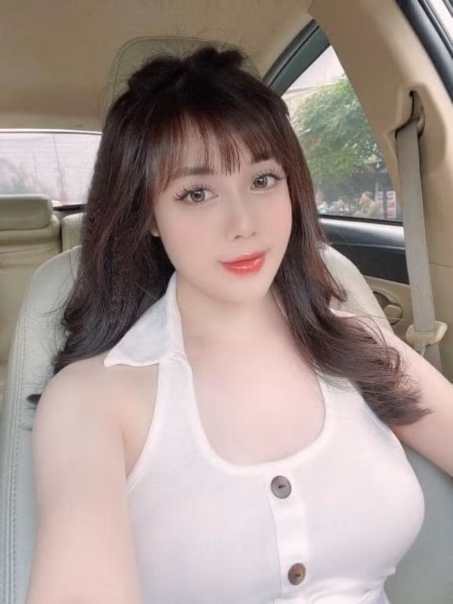 Người đẹp từng được biết đến với biệt danh "hot girl giám thị" khi hình ảnh xinh đẹp của cô khi đi coi thi được lan truyền trên mạng xã hội.