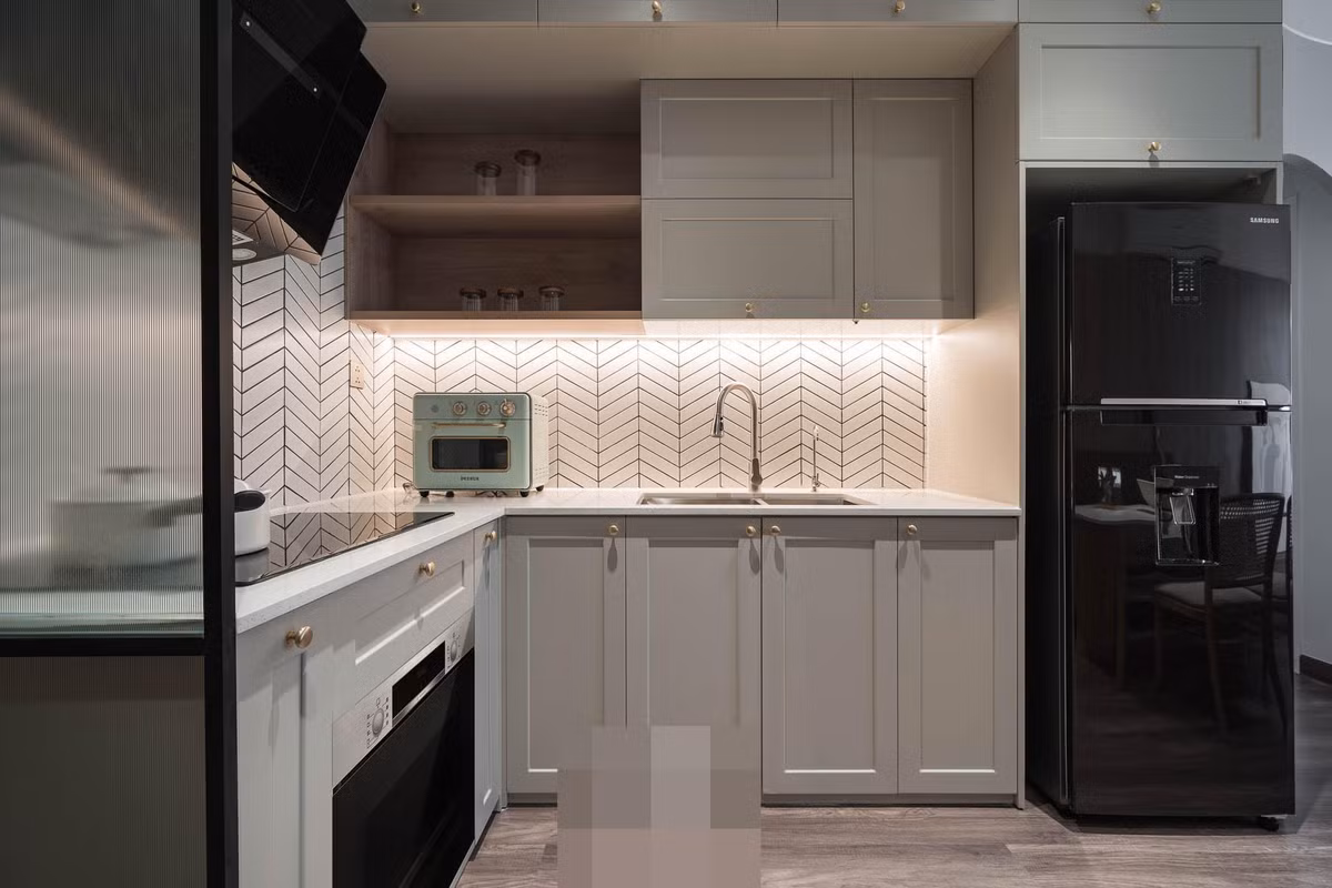 Tổng thể căn hộ sử dụng tone màu beige sáng Hàn Quốc, với nhiều đường cong mềm mại phối hợp với nhau như bàn trà, bàn ăn, ghế ăn...