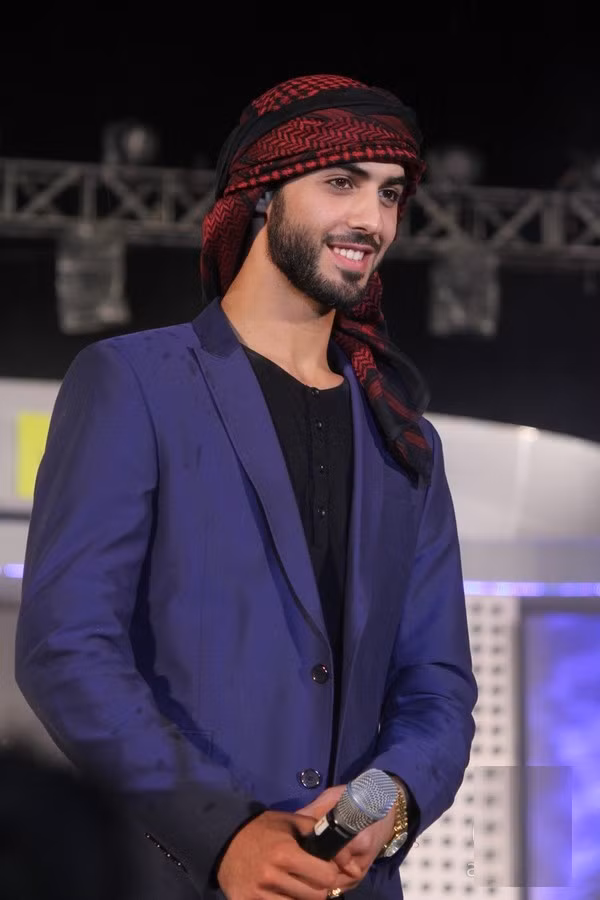 Tuy nhiên, gây hụt hẫng nhất phải kể đến "trai đẹp bị trục xuất" Omar Borkan Al Gala. Không chỉ "vỡ mộng" với những vẻ ngoài không lung linh như trong ảnh của "trai đẹp", khán giả còn tỏ ra thất vọng khi "trai đẹp" chỉ xuất hiện trên sân khấu cười nói chứ không trình diễn như thông tin ban đầu. Sau khi Omar về nước, ban tổ chức còn tố "trai đẹp" đỏng đảnh, vòi tiền...
