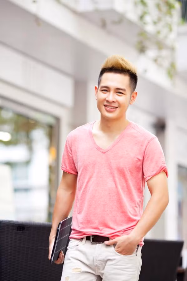Gặt hái được thành công khá nhanh chóng, Hoàng Hải đột nhiên vắng bóng. Năm 2013, anh bất ngờ "tái xuất" khi bị tố lừa tình, tiền.