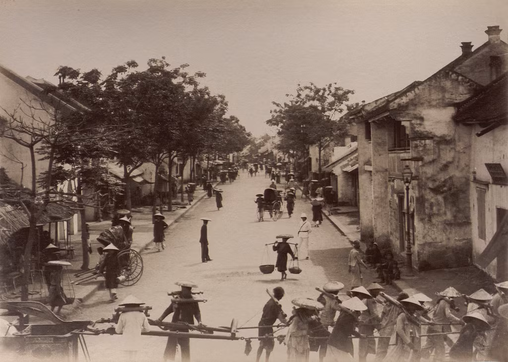 Phố Hàng Bông khoảng năm 1890. Thời Pháp thuộc phố có tên gọi là “rue du Coton”, dịch từ tên “Hàng Bông”. Sau 1945 tên gọi Hàng Bông được chính thức hóa. Ảnh: manhhai / Flickr.