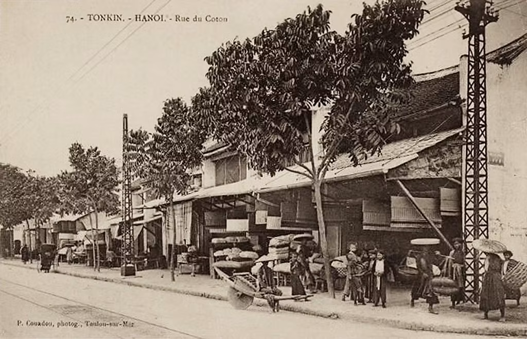 Một góc phố sôi động của phố Hàng Bông đầu thế kỷ 20. Ảnh: manhhai / Flickr.