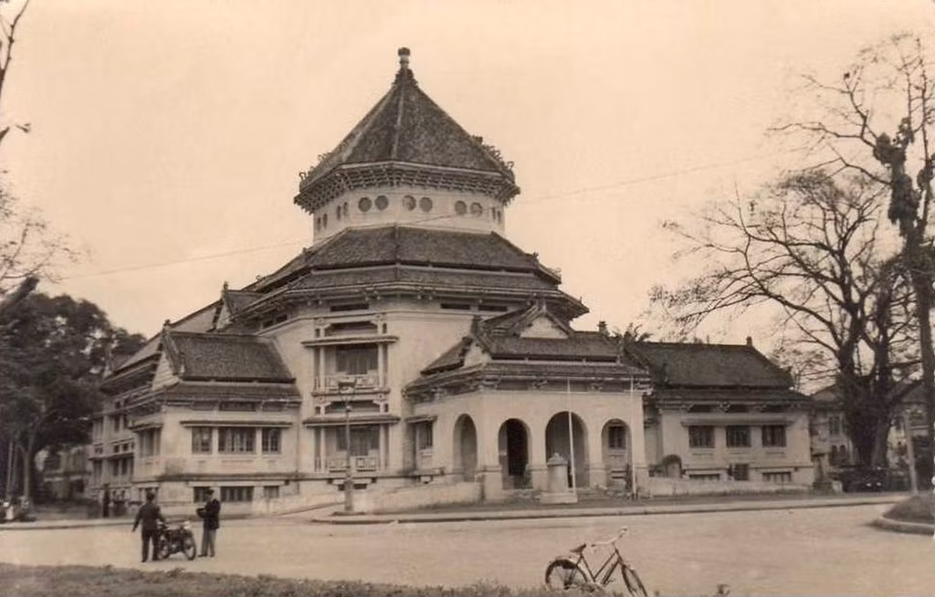 Với vị trí của mình, Bảo tàng Louis Finot có vai trò như một điểm nhấn kiến trúc cho tuyến đường ven đê. Ảnh: manhhai / Flickr.