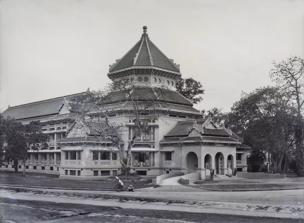 Bảo tàng Louis Finot ở Hà Nội thập niên 1920. Cơ sở này là nơi Viện Viễn Đông Bác cổ trưng bày những món đồ cổ thu thập từ các nước Đông Dương Ảnh: manhhai / Flickr.