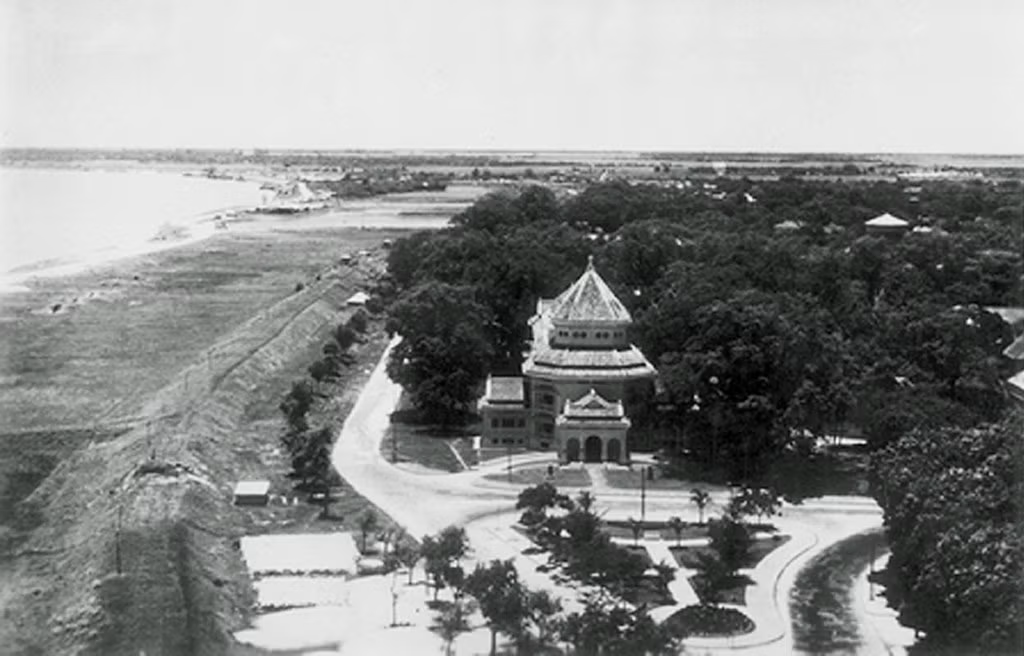 Bảo tàng Louis Finot một thế kỷ trước nhìn từ máy bay. Công trình tọa lạc trên khu đất phía sau Nhà hát Lớn, chạy dọc theo bờ đê sông Hồng và là điểm kết thúc của tuyến phố Quai Guillemoto (nay là phố Trần Quang Khải). Ảnh: manhhai / Flickr.