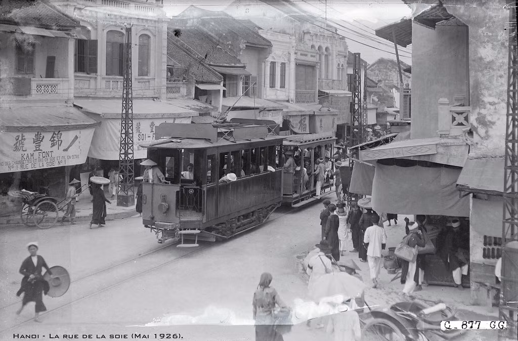 Một chuyến tàu điện chạy qua phố Hàng Đào, gần điểm giao với phố Hàng Gai, tháng 5/1926. Ảnh: manhai / Flickr.