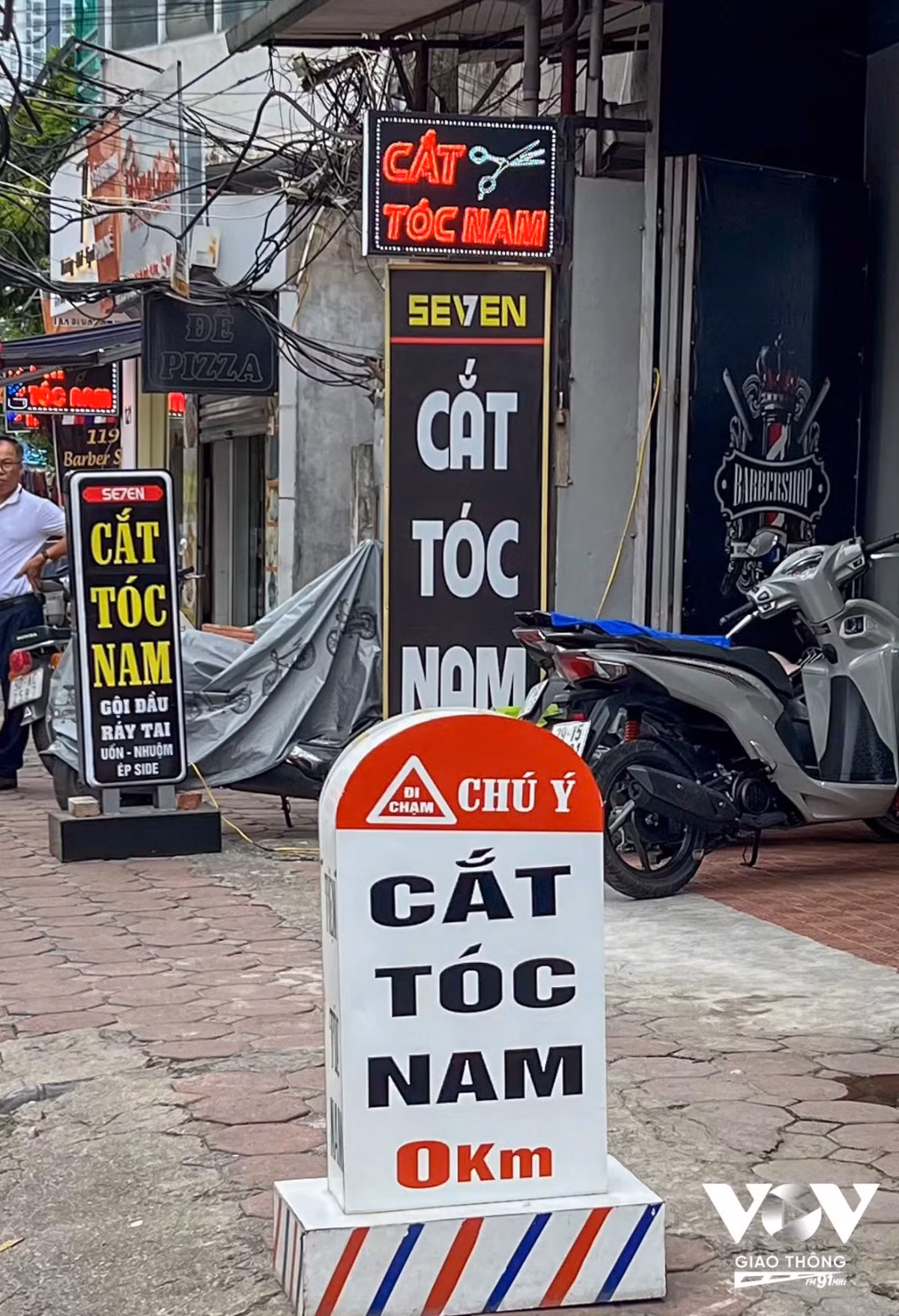 Ảnh: Biển quảng cáo “đạo nhái” cột mốc giao thông nhằm gây chú ý tới khách hàng nhưng điều này là sai quy định