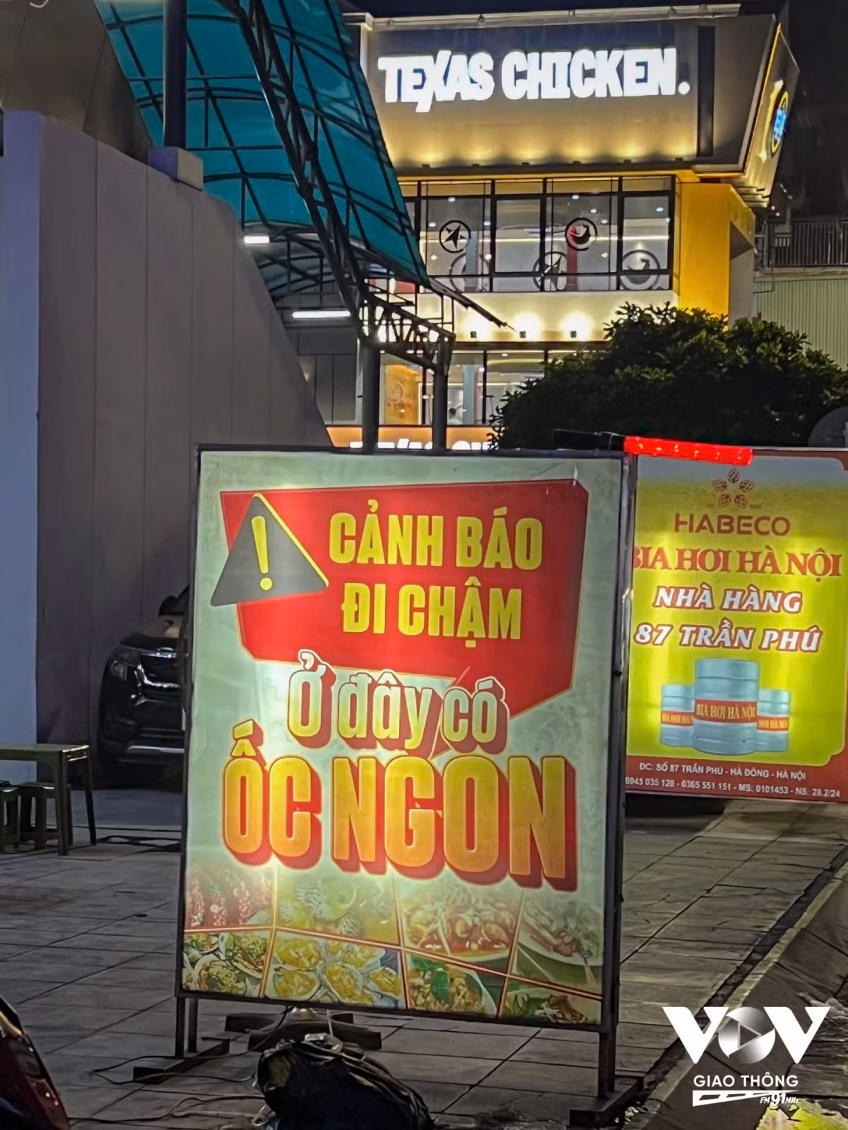 Ảnh: Biển quảng cáo của quán ăn “nhái” biển giao thông, làm người đi đường dễ nhầm lẫn