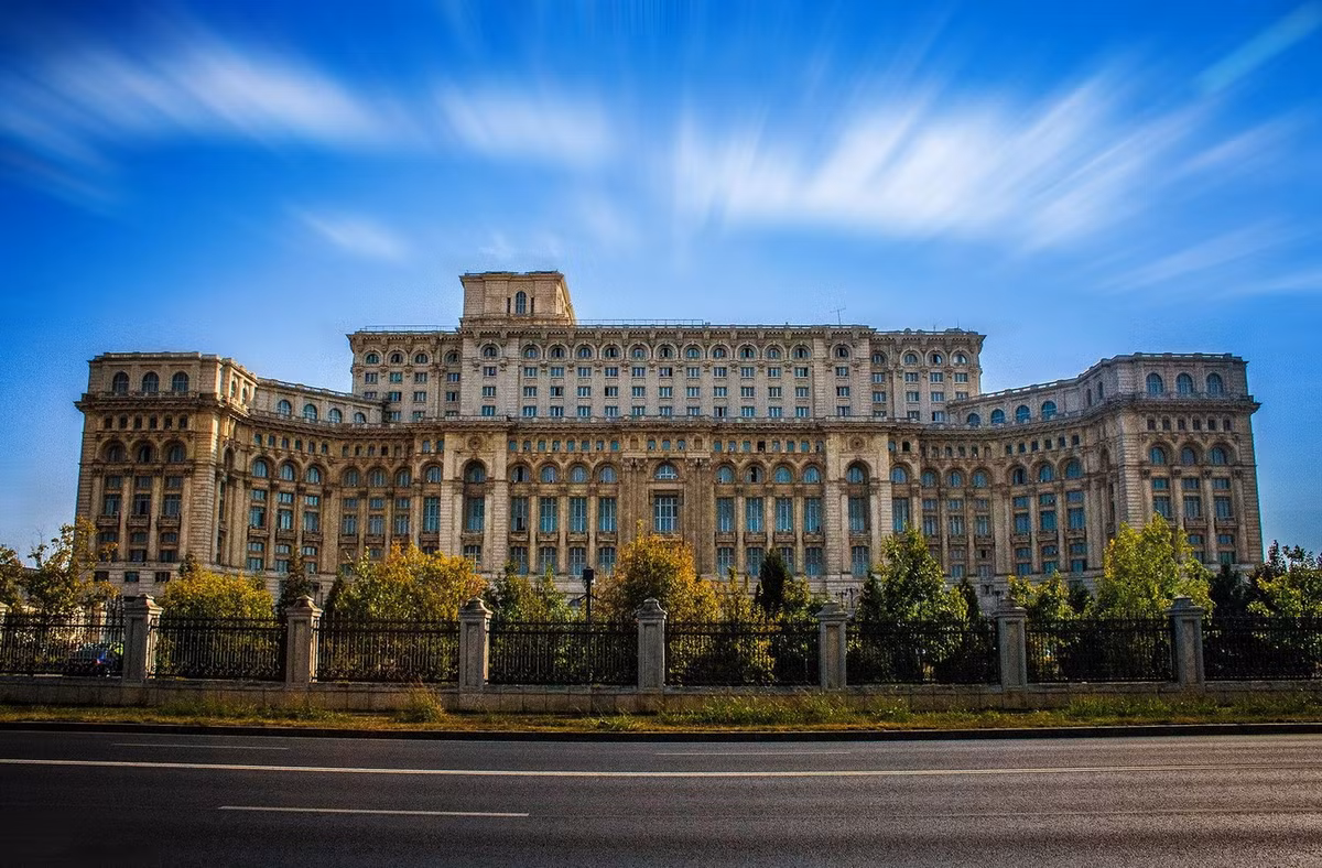 Để xây dựng công trình hoành tráng này, chính phủ Romania đã tiêu tốn khoản tiền tương đương 4 tỷ euro theo tỉ giá năm 2020. Ảnh: Locationscout.
