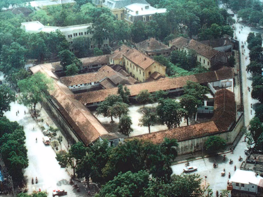 Toàn cảnh nhà tù Hỏa Lò đầu thập niên 1990. Ảnh: Manhhai / Flickr.