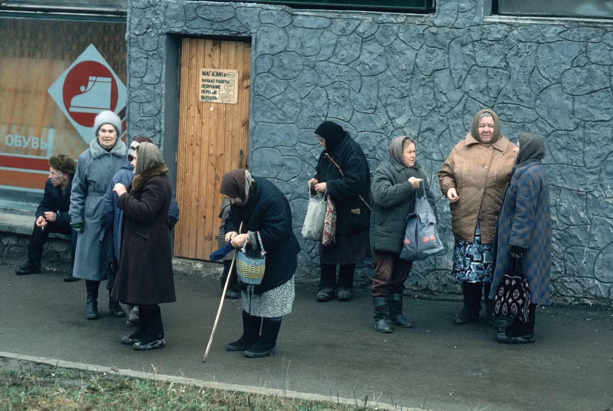 Những người cao tuổi tán gẫu bên đường. Ảnh: Peter Turnley/Corbis/VCG via Getty Images.