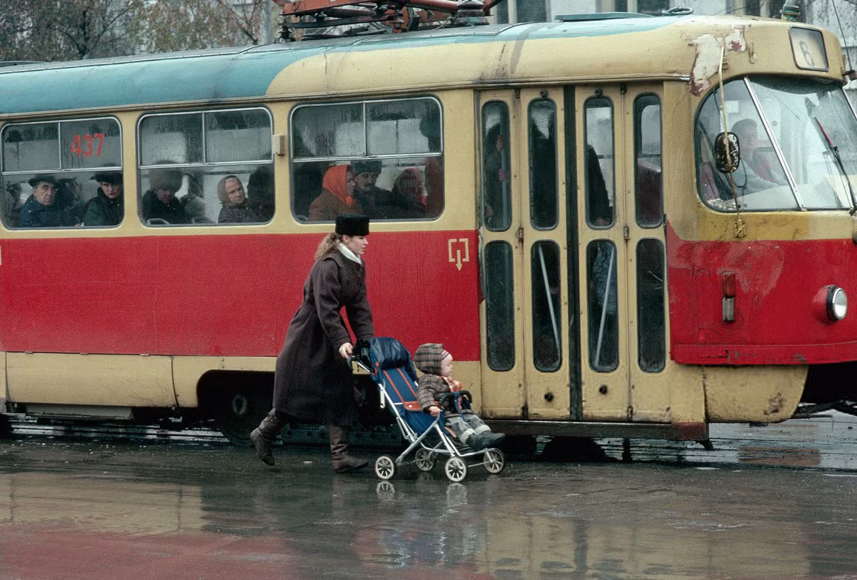Bà mẹ và đứa con lên một chuyến tàu điện ở Lvov. Ảnh: Peter Turnley/Corbis/VCG via Getty Images.