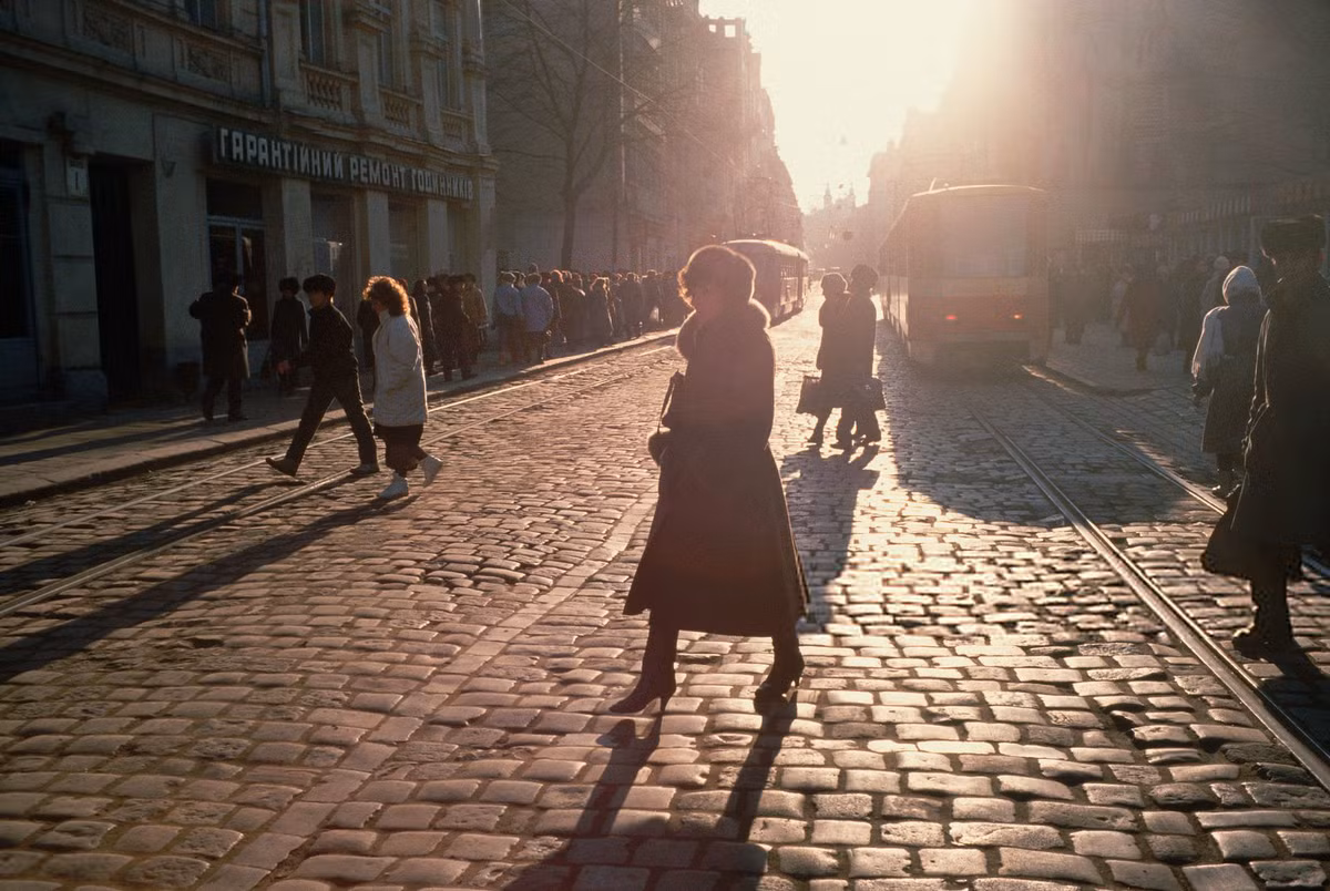 Ánh nắng chiều trên con đường lát đá. Ảnh: Peter Turnley/Corbis/VCG via Getty Images.