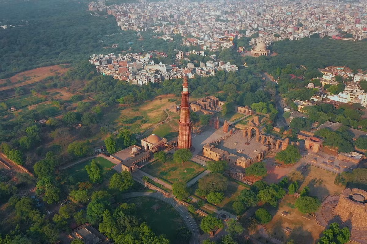 Tháp được vua Qutb-ud-din Aybak vương triều Hồi giáo Delhi khởi công xây dựng vào năm 1199 và hoàn thành vào năm 1230. Ảnh: Ungraded.video.
