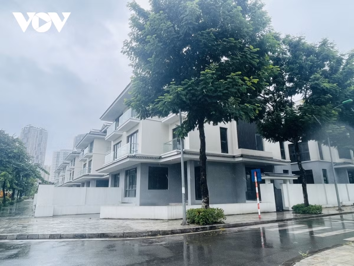 Theo tìm hiểu, các căn biệt thự liền kề tại đây được rao bán với giá từ 10 tỷ đồng trở lên.