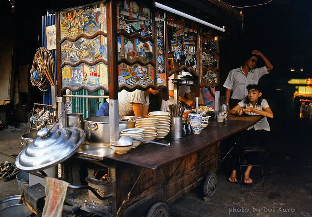 Một quán mì hoành thánh khác. Ô kính trên quầy của các quán này thường được trang trí bằng các hình ảnh đậm nét văn hóa truyền thống Trung Hoa.