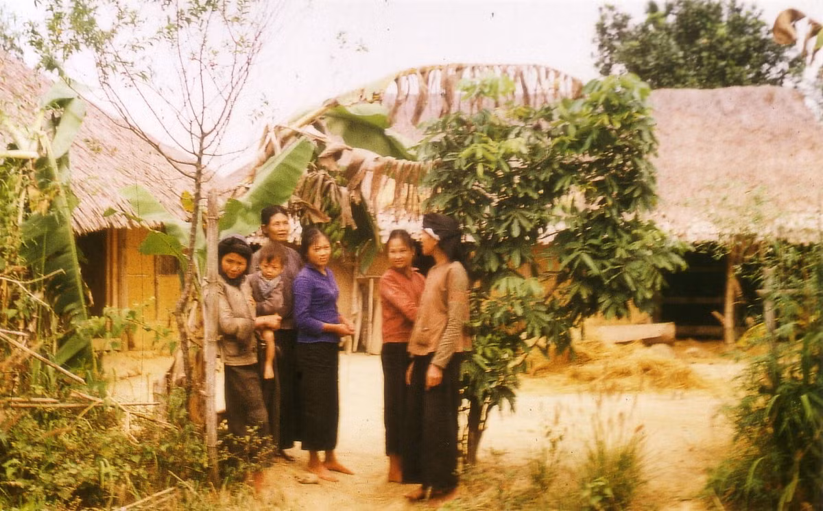 Những người phụ nữ đứng trước lối vào nhà.