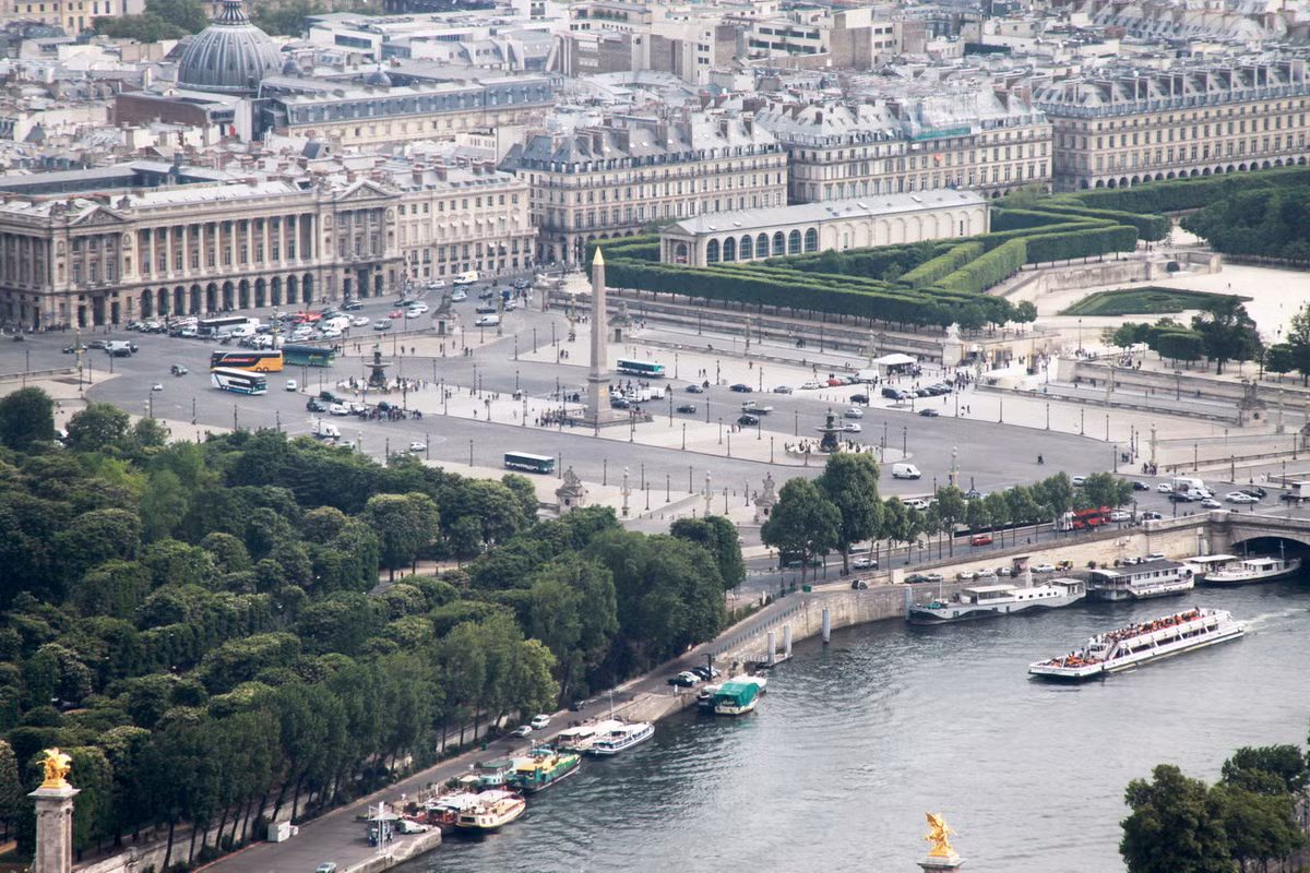 Quảng trường Concorde hay Cộng Hòa Trường là một trong những quảng trường nổi tiếng của Paris, nằm tại đầu phía Đông của đại lộ Champs-Élysées, ngay bên bờ sông Seine. Đây là quảng trường rộng nhất Paris, đứng thứ hai tại Pháp, sau quảng trường Quinconces ở Bordeaux. Ảnh: Wikipedia.