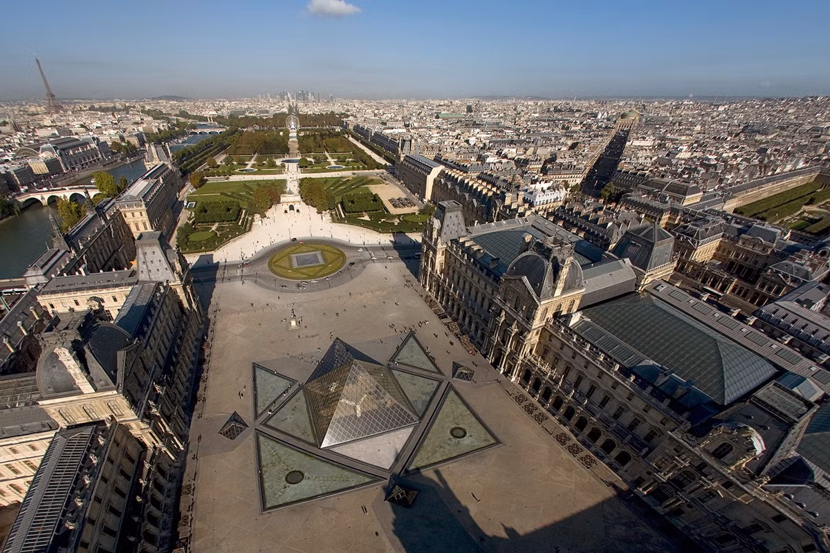 Louvre là một viện bảo tàng nghệ thuật và lịch sử nằm tại Quận 1. Đây vốn là một pháo đài được vua Philippe Auguste cho xây dựng vào năm 1190. Cuối thế kỷ 14, Louvre trở thành cung điện hoàng gia. Thời kỳ Cách mạng Pháp, cung điện trở thành bảo tàng, mở cửa ngày 10/8/1793. Ảnh: Le Louvre.